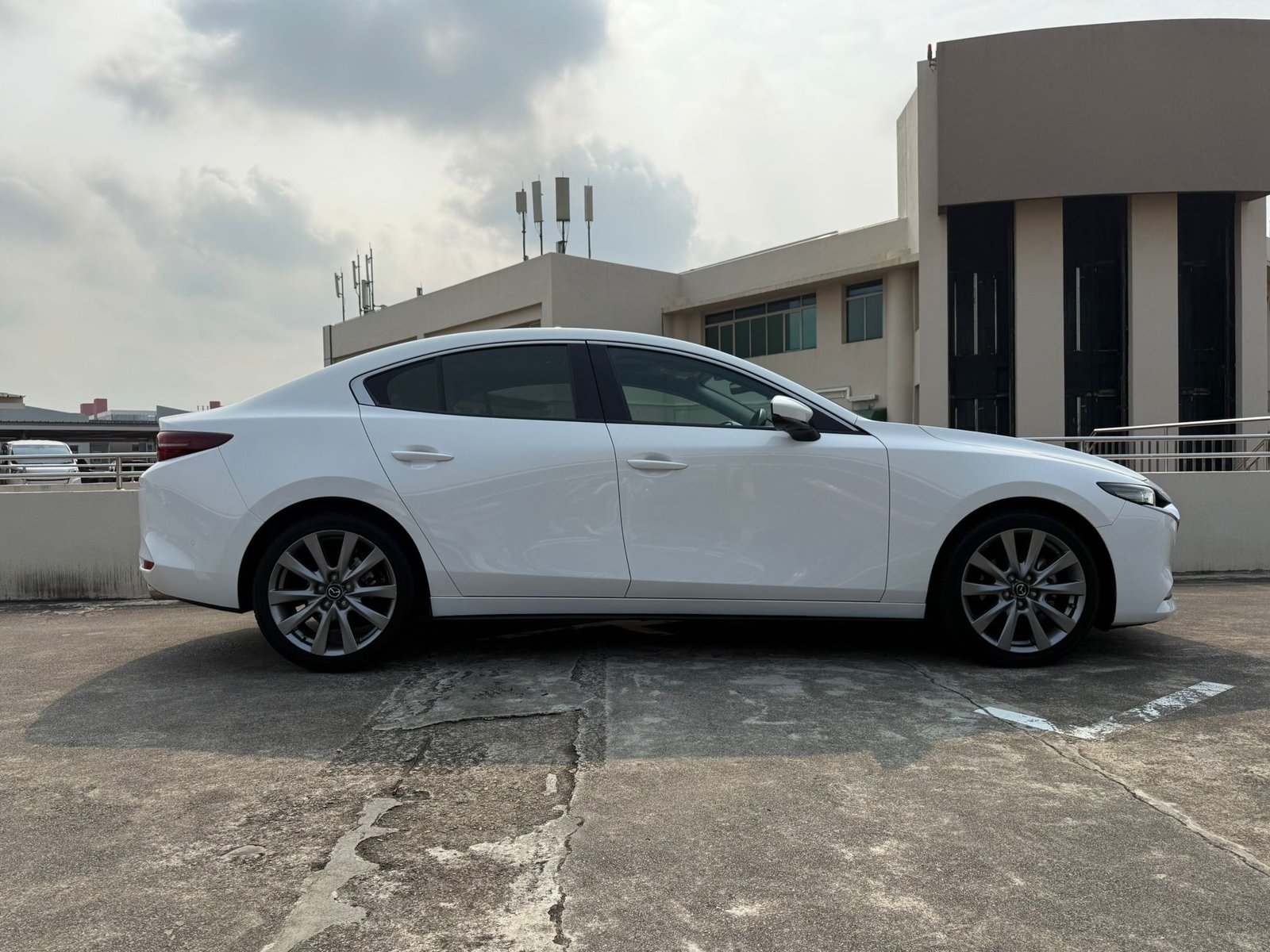 Mazda 3 Sedan 1.5 M Hybrid Elegance photo 4